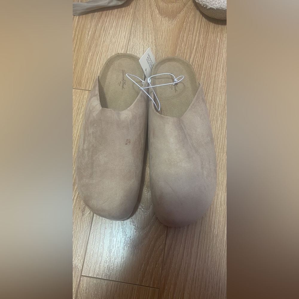 UNIVERSAL THREADS flats